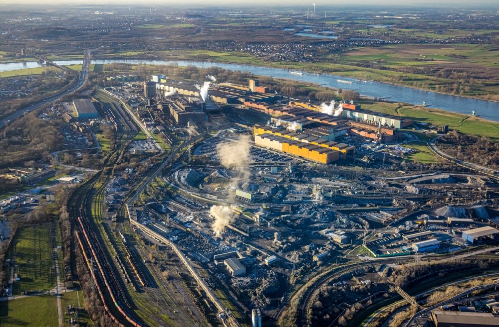Duisburg aus der Vogelperspektive: Technische Anlagen und Produktionshallen des Stahlwerkes thyssenkrupp Steel Europe AG in Duisburg im Bundesland Nordrhein-Westfalen