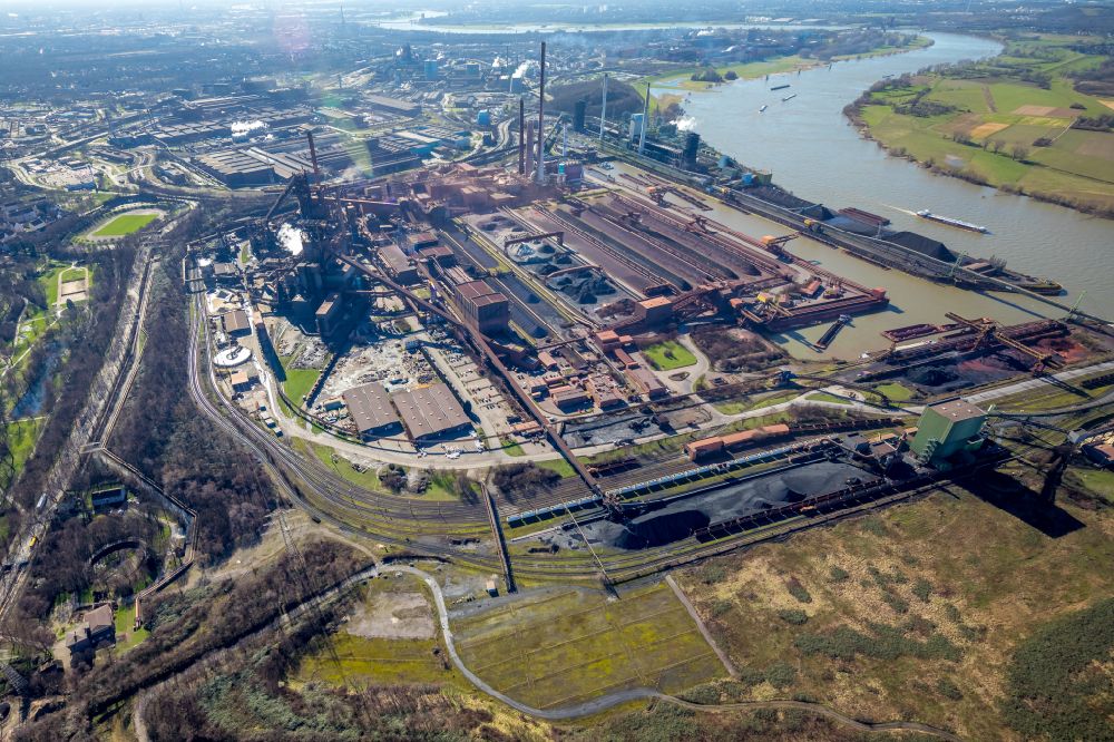Luftaufnahme Duisburg - Technische Anlagen und Produktionshallen des thyssenkrupp Steel Europe in Duisburg im Bundesland Nordrhein-Westfalen, Deutschland