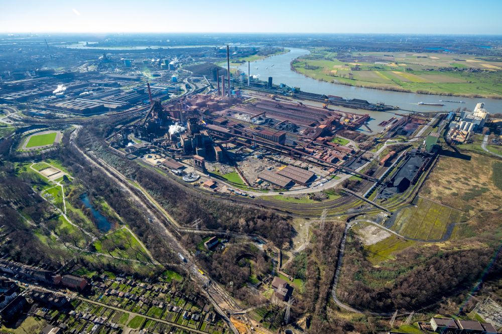 Duisburg von oben - Technische Anlagen und Produktionshallen des thyssenkrupp Steel Europe in Duisburg im Bundesland Nordrhein-Westfalen, Deutschland