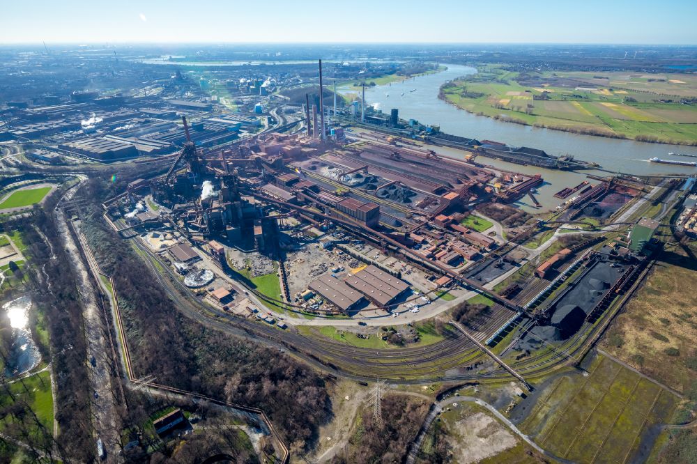 Duisburg aus der Vogelperspektive: Technische Anlagen und Produktionshallen des thyssenkrupp Steel Europe in Duisburg im Bundesland Nordrhein-Westfalen, Deutschland