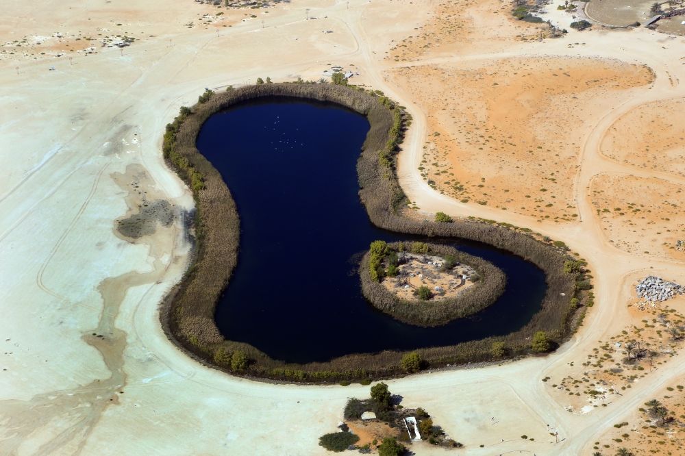 Luftaufnahme Abu Dhabi - Teich auf der künstlichen Insel Al Lulu Island im Persischen Golf vor Abu Dhabi in Vereinigte Arabische Emirate