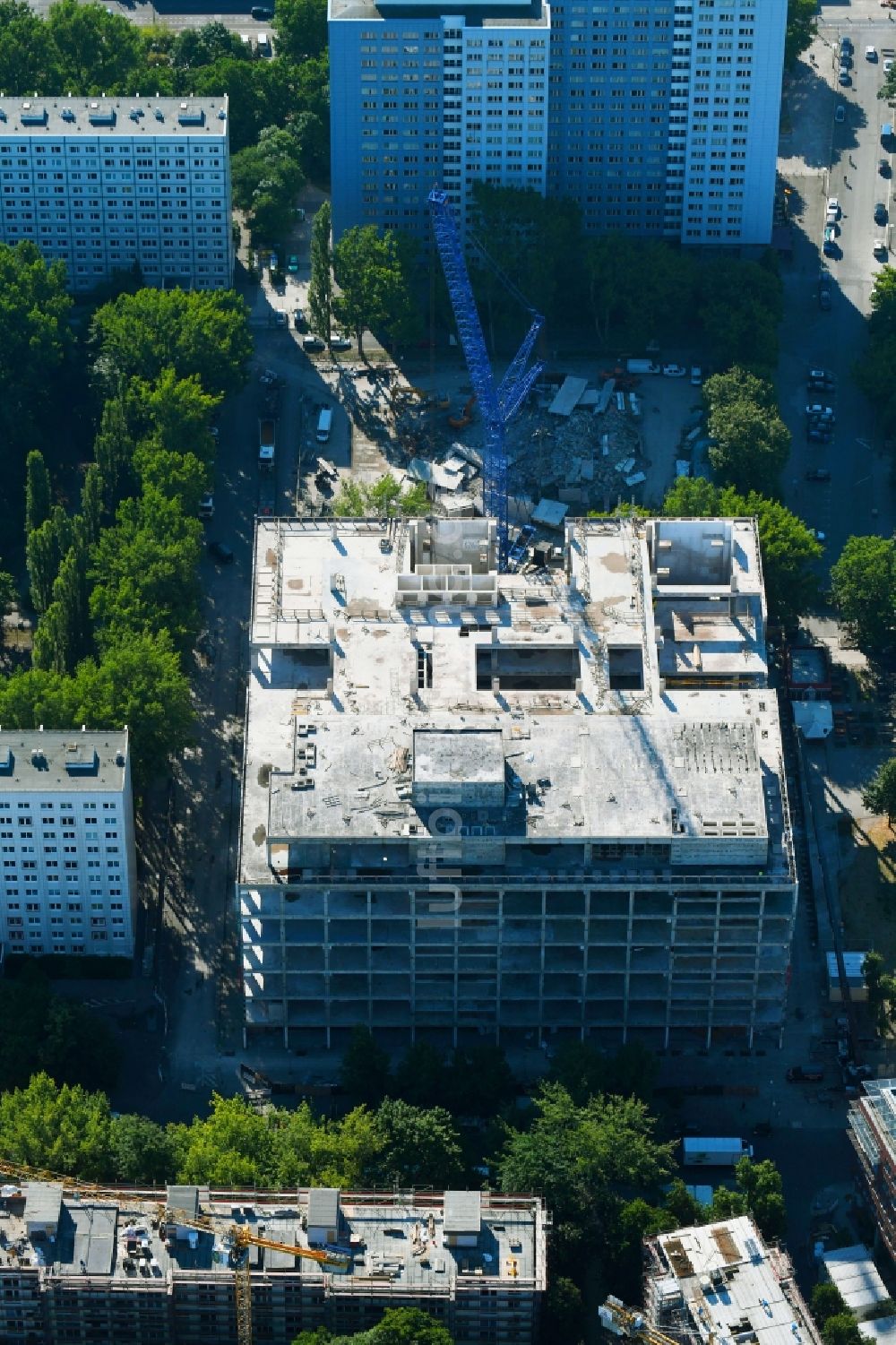 Luftbild Berlin - Teilabriss und Umbau des ehemaligen Kaufhaus- Gebäudes Kaufhof im Friedrichshain in Berlin, Deutschland