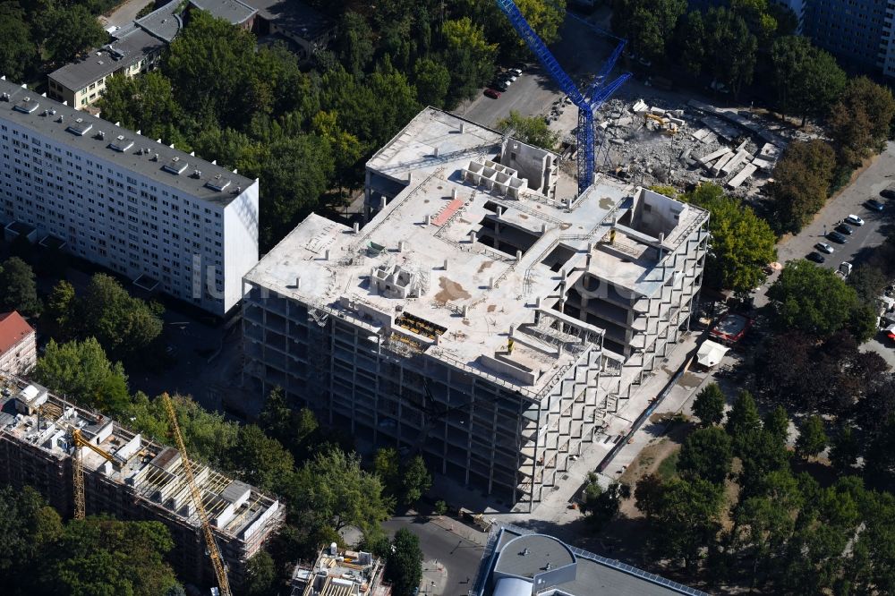 Luftaufnahme Berlin - Teilabriss und Umbau des ehemaligen Kaufhaus- Gebäudes Kaufhof im Friedrichshain in Berlin, Deutschland