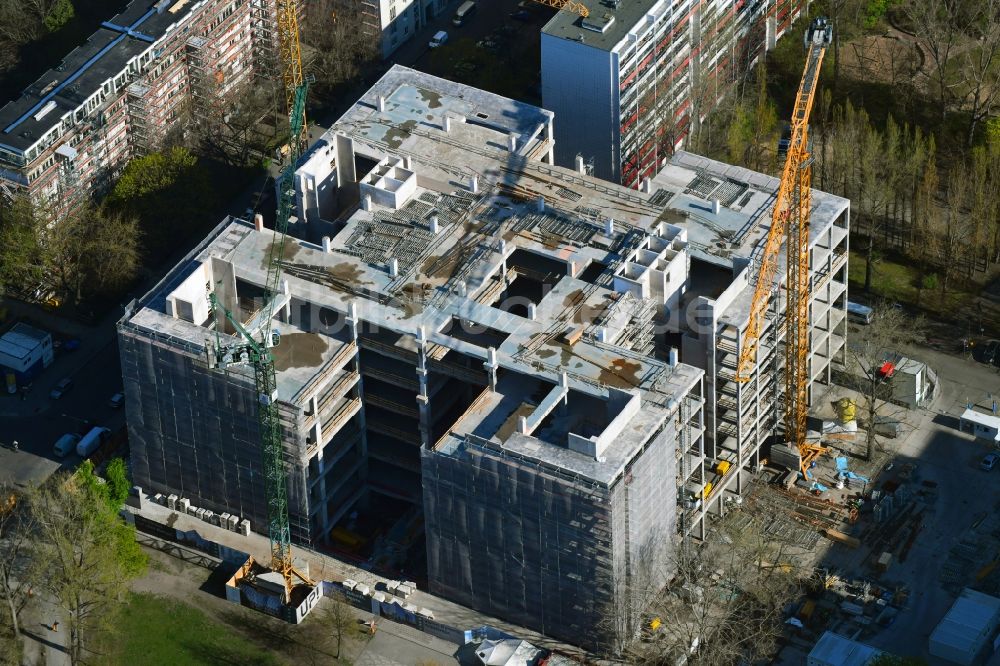 Luftbild Berlin - Teilabriss und Umbau des ehemaligen Kaufhaus- Gebäudes Kaufhof im Friedrichshain in Berlin, Deutschland