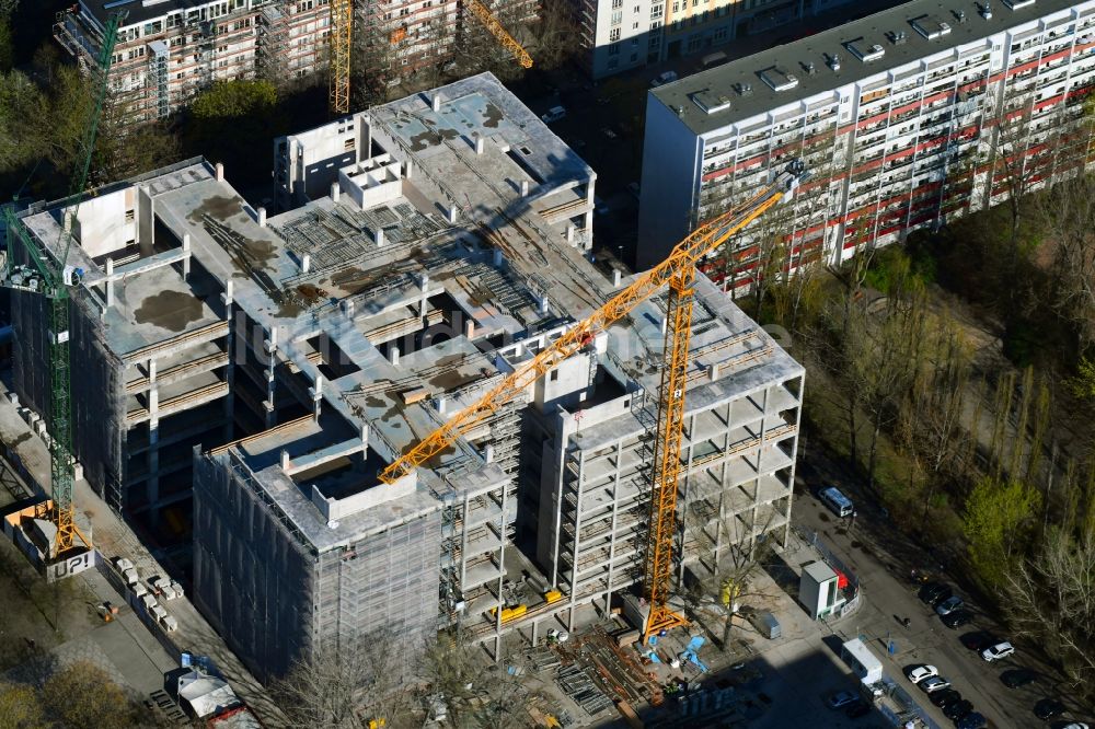 Berlin von oben - Teilabriss und Umbau des ehemaligen Kaufhaus- Gebäudes Kaufhof im Friedrichshain in Berlin, Deutschland