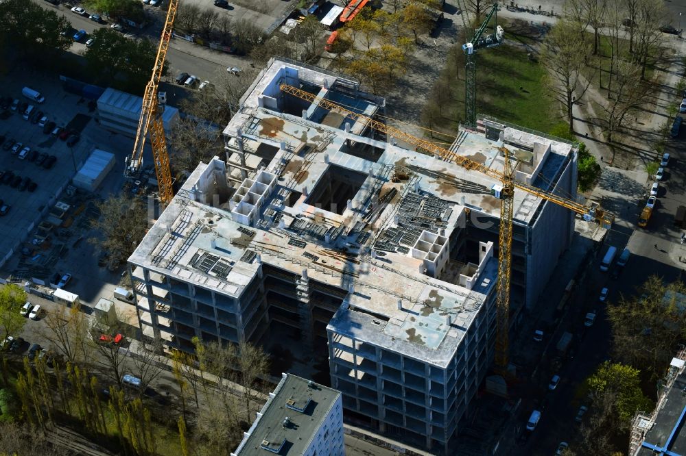 Luftaufnahme Berlin - Teilabriss und Umbau des ehemaligen Kaufhaus- Gebäudes Kaufhof im Friedrichshain in Berlin, Deutschland