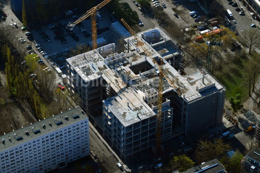 Berlin von oben - Teilabriss und Umbau des ehemaligen Kaufhaus- Gebäudes Kaufhof im Friedrichshain in Berlin, Deutschland