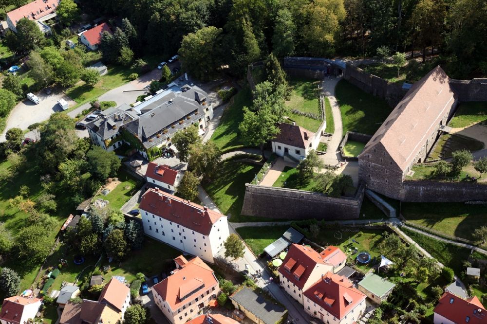 Luftbild Stolpen - Teilansicht, mit Kornhaus, der Burganlage des Schloss in Stolpen im Bundesland Sachsen, Deutschland