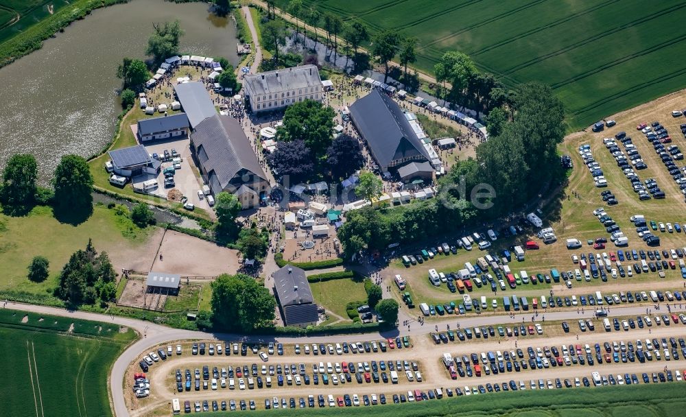 Luftaufnahme Steinberg - Teilnehmer der Aktion auf dem Veranstaltungsgelände Gut Oestergaard in Steinberg im Bundesland Schleswig-Holstein, Deutschland