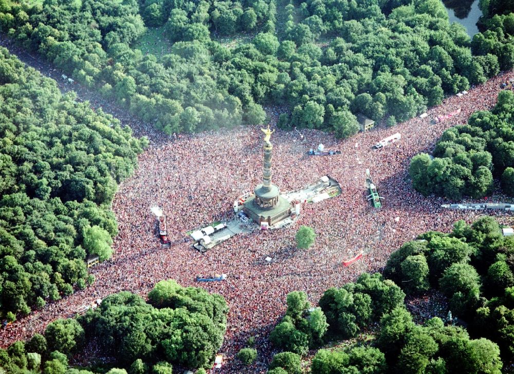 Berlin von oben - Teilnehmer der Aktion auf dem Veranstaltungsgelände der Loveparade im Tiergarten in Berlin, Deutschland
