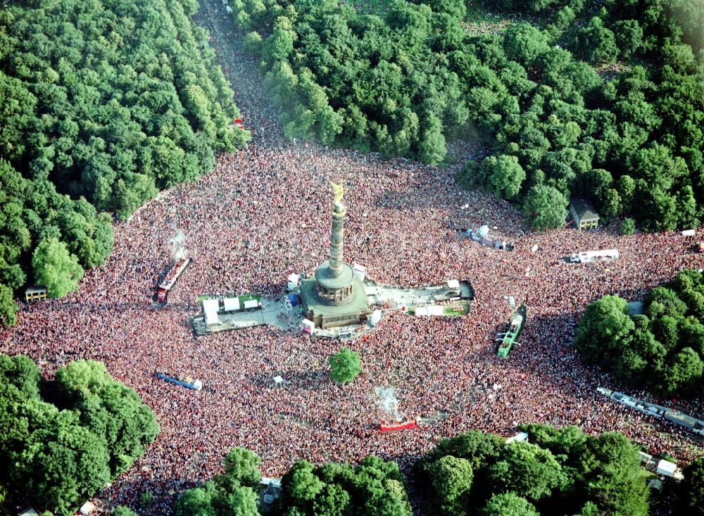 Berlin aus der Vogelperspektive: Teilnehmer der Aktion auf dem Veranstaltungsgelände der Loveparade im Tiergarten in Berlin, Deutschland
