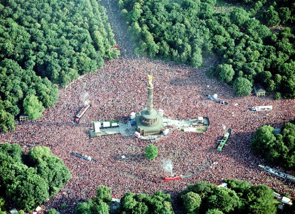 Luftbild Berlin - Teilnehmer der Aktion auf dem Veranstaltungsgelände der Loveparade im Tiergarten in Berlin, Deutschland