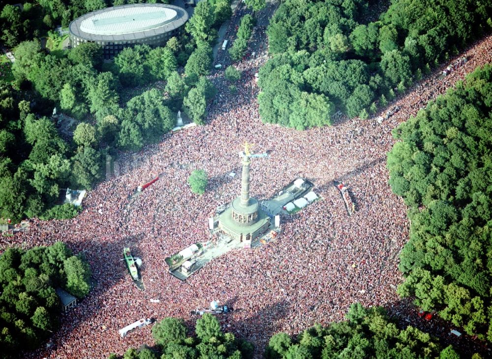 Luftaufnahme Berlin - Teilnehmer der Aktion auf dem Veranstaltungsgelände der Loveparade im Tiergarten in Berlin, Deutschland