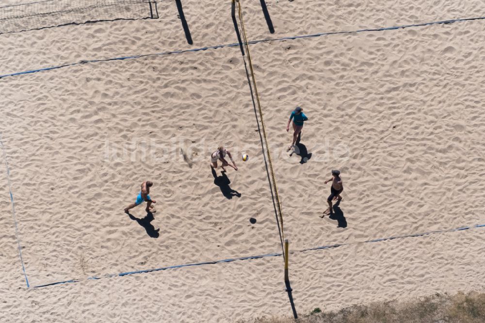 Luftaufnahme Bremen - Teilnehmer am Beachvolleyball auf dem Trainingsgelände des Hockeyclub Horn e.V. in Bremen, Deutschland