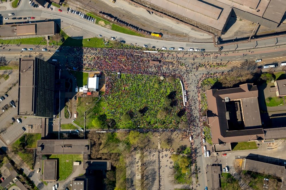 Luftbild Duisburg - Teilnehmer einer Demonstration zum Stahlaktionstag der IG Metall vor der Thyssen-Krupp Steel-Zentrale in Duisburg-Bruckhause in Duisburg im Bundesland Nordrhein-Westfalen