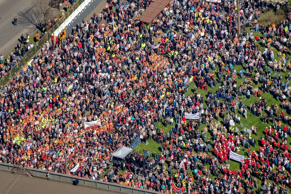 Luftbild Duisburg - Teilnehmer einer Demonstration zum Stahlaktionstag der IG Metall vor der Thyssen-Krupp Steel-Zentrale in Duisburg-Bruckhause in Duisburg im Bundesland Nordrhein-Westfalen