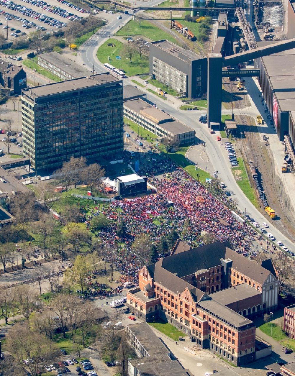 Luftaufnahme Duisburg - Teilnehmer einer Demonstration zum Stahlaktionstag der IG Metall vor der Thyssen-Krupp Steel-Zentrale in Duisburg-Bruckhause in Duisburg im Bundesland Nordrhein-Westfalen