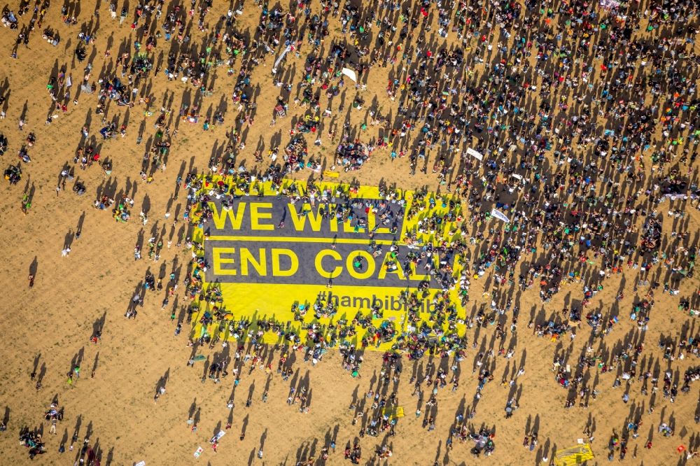 Luftbild Hambach - Teilnehmer einer politischen Protest- Demonstration gegen die Rodung des Waldstückes Hambacher Forst in Hambach im Bundesland Nordrhein-Westfalen, Deutschland
