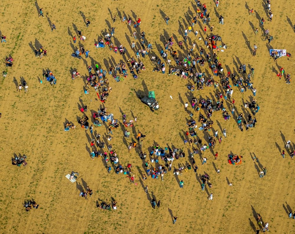 Luftaufnahme Hambach - Teilnehmer einer politischen Protest- Demonstration gegen die Rodung des Waldstückes Hambacher Forst in Hambach im Bundesland Nordrhein-Westfalen, Deutschland