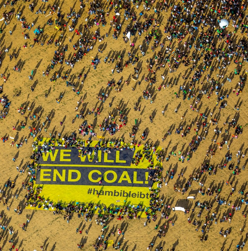Luftbild Hambach - Teilnehmer einer politischen Protest- Demonstration gegen die Rodung des Waldstückes Hambacher Forst in Hambach im Bundesland Nordrhein-Westfalen, Deutschland