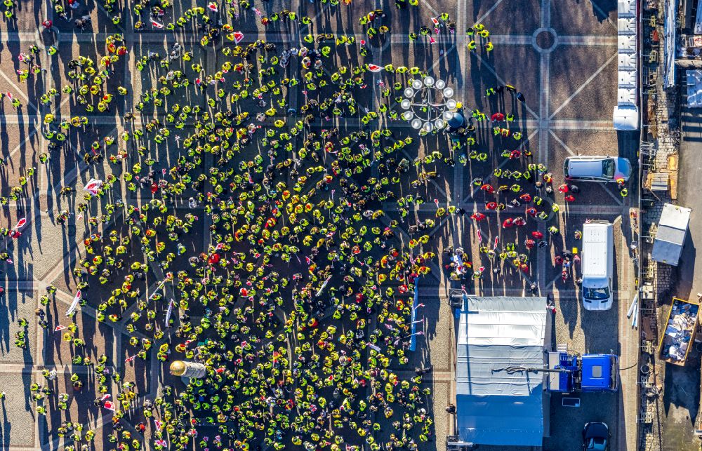 Luftaufnahme Dortmund - Teilnehmer einer politischen Protest- Demonstration Verdi - Poststreik in Dortmund im Bundesland Nordrhein-Westfalen, Deutschland