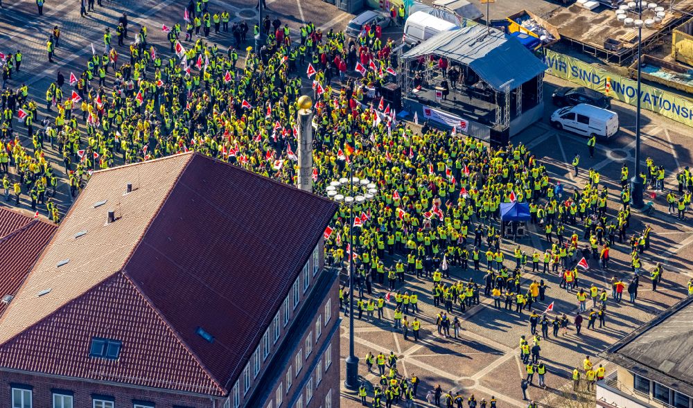 Dortmund aus der Vogelperspektive: Teilnehmer einer politischen Protest- Demonstration Verdi - Poststreik in Dortmund im Bundesland Nordrhein-Westfalen, Deutschland