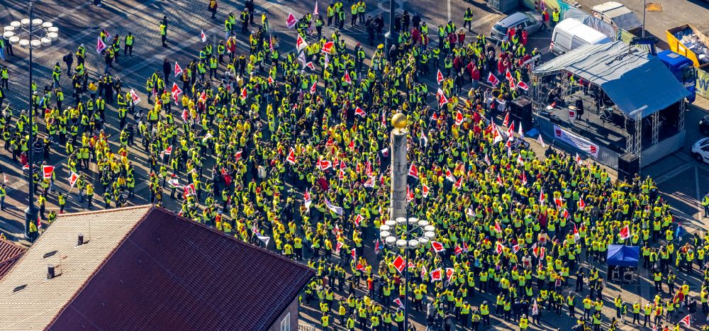 Luftbild Dortmund - Teilnehmer einer politischen Protest- Demonstration Verdi - Poststreik in Dortmund im Bundesland Nordrhein-Westfalen, Deutschland