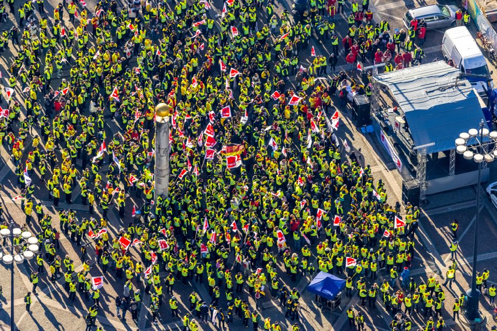 Dortmund aus der Vogelperspektive: Teilnehmer einer politischen Protest- Demonstration Verdi - Poststreik in Dortmund im Bundesland Nordrhein-Westfalen, Deutschland