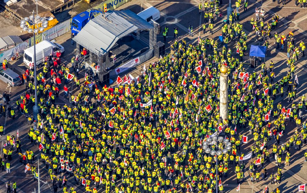 Luftbild Dortmund - Teilnehmer einer politischen Protest- Demonstration Verdi - Poststreik in Dortmund im Bundesland Nordrhein-Westfalen, Deutschland