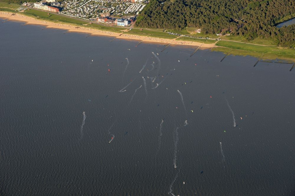 Cuxhaven von oben - Teilnehmer der Sportveranstaltung Kitesurfen vor dem Sahleburger Strand in Cuxhaven im Bundesland Niedersachsen