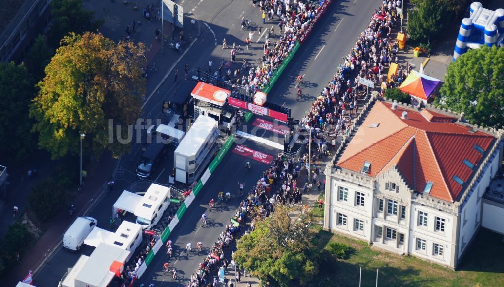 Luftaufnahme Göttingen - Teilnehmer der Sportveranstaltung Radrennen Deutschlandtour auf dem Veranstaltungsgelände in Göttingen im Bundesland Niedersachsen, Deutschland