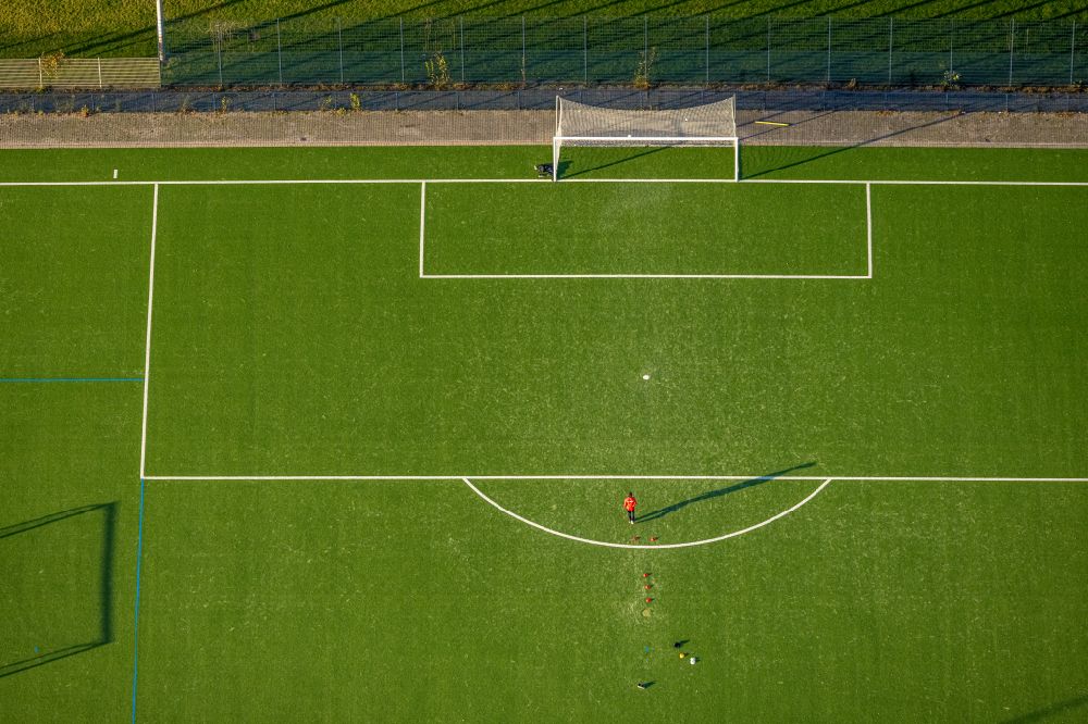 Hamm von oben - Teilnehmer des Trainings auf dem Sportgelände des Fußballplatzes im Sportzentrum Ost in Hamm im Bundesland Nordrhein-Westfalen, Deutschland