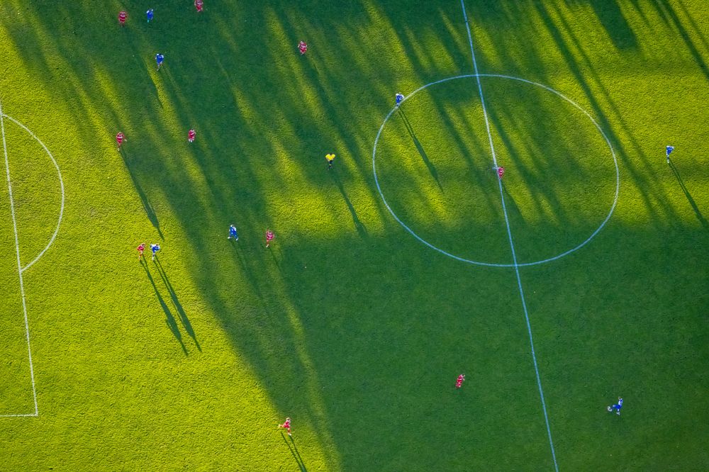 Luftbild Hamm - Teilnehmer des Trainings auf dem Sportgelände des Fußballplatzes im Sportzentrum Ost in Hamm im Bundesland Nordrhein-Westfalen, Deutschland