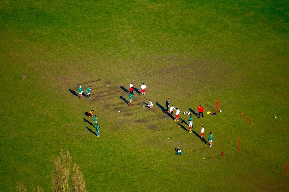 Luftbild Rees - Teilnehmer des Trainings auf dem Sportgelände des Sportplatz an der Ebentalstraße in Rees im Bundesland Nordrhein-Westfalen
