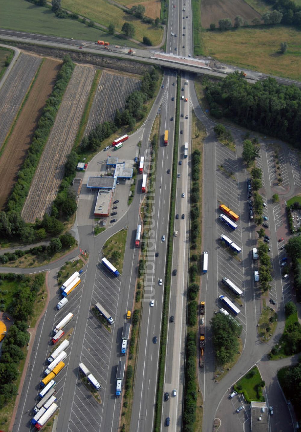 Appenweier / OT Urloffen aus der Vogelperspektive: Teilstück der Autobahn A5 mit Autobahnraststätte Renchtal-Ost