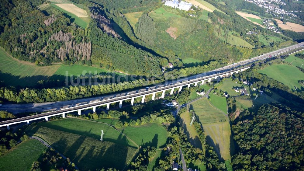 Neustadt (Wied) aus der Vogelperspektive: Teilstück der Bundesautobahn A3 und der ICE-Strecke bei Unterelsaff im Bundesland Rheinland-Pfalz, Deutschland