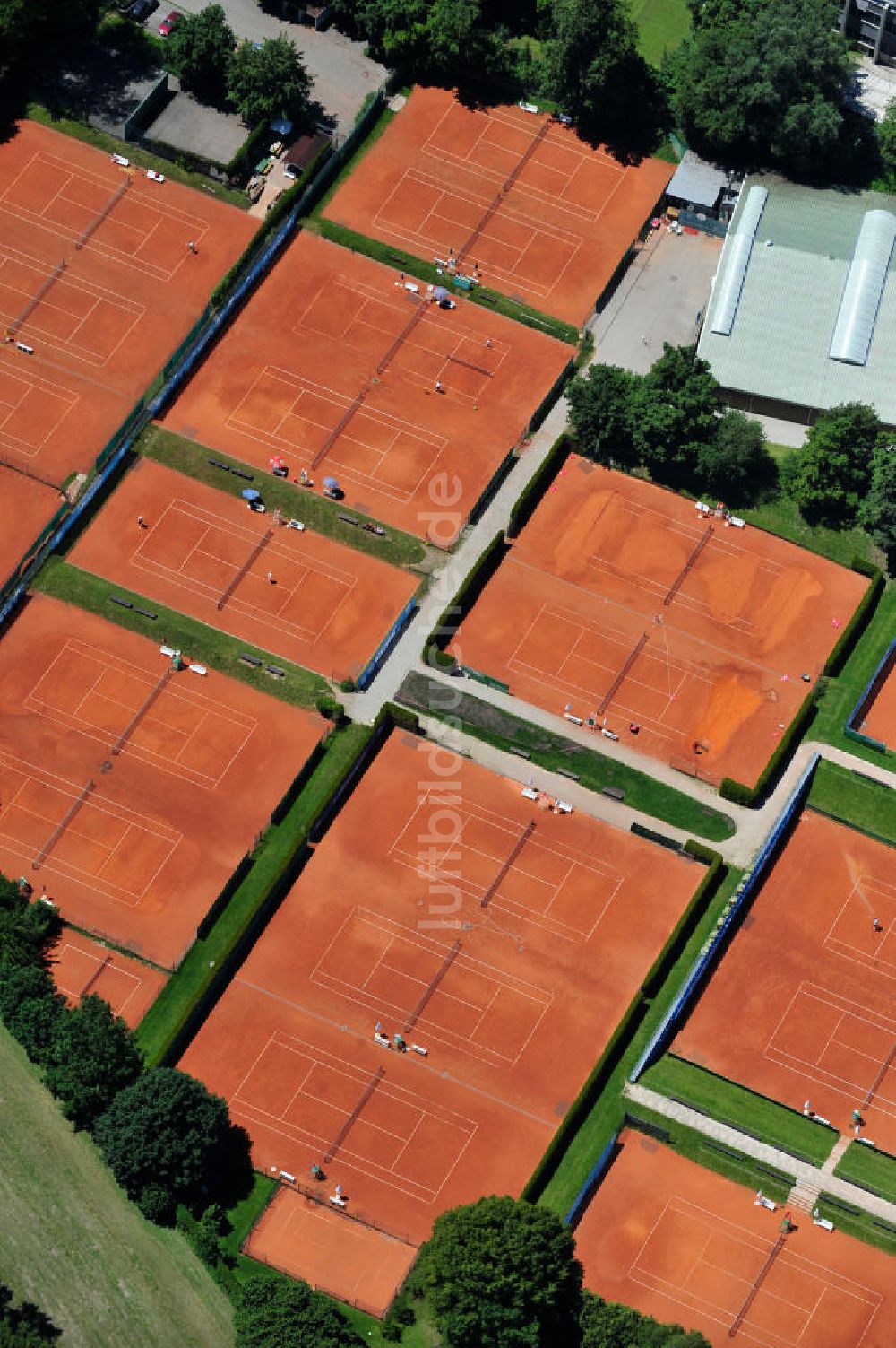München aus der Vogelperspektive: Tennisanlage an der Willi-Graf-Straße in München