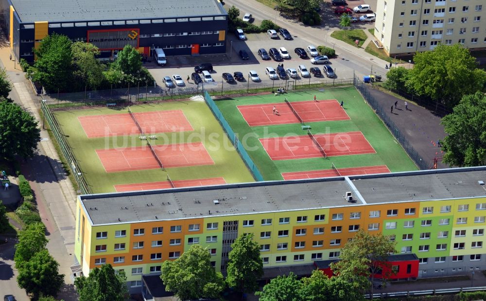 Magdeburg von oben - Tennisfelder auf dem Campus der Otto-von-Guericke-Universität Magdeburg im Bundesland Sachsen-Anhalt
