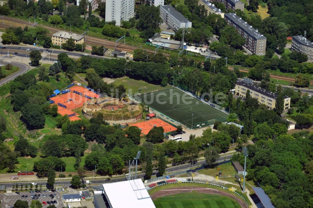 Luftbild Warschau - Tennisplätze und Fussballplatz im Szkolny Park im Bezirk Srodmiescie in Warschau in Polen