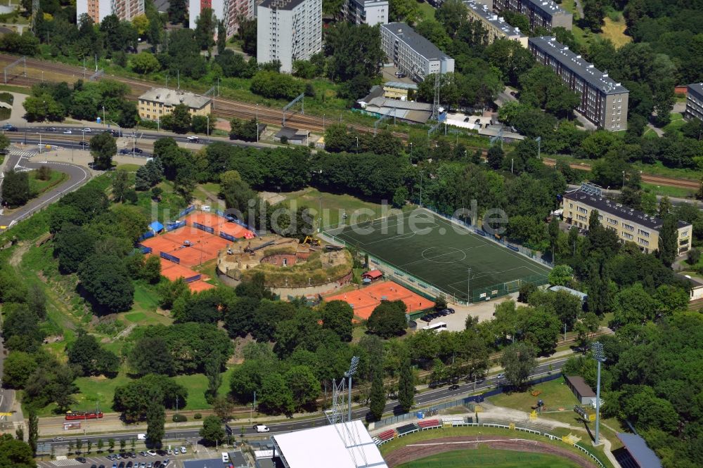Luftaufnahme Warschau - Tennisplätze und Fussballplatz im Szkolny Park im Bezirk Srodmiescie in Warschau in Polen