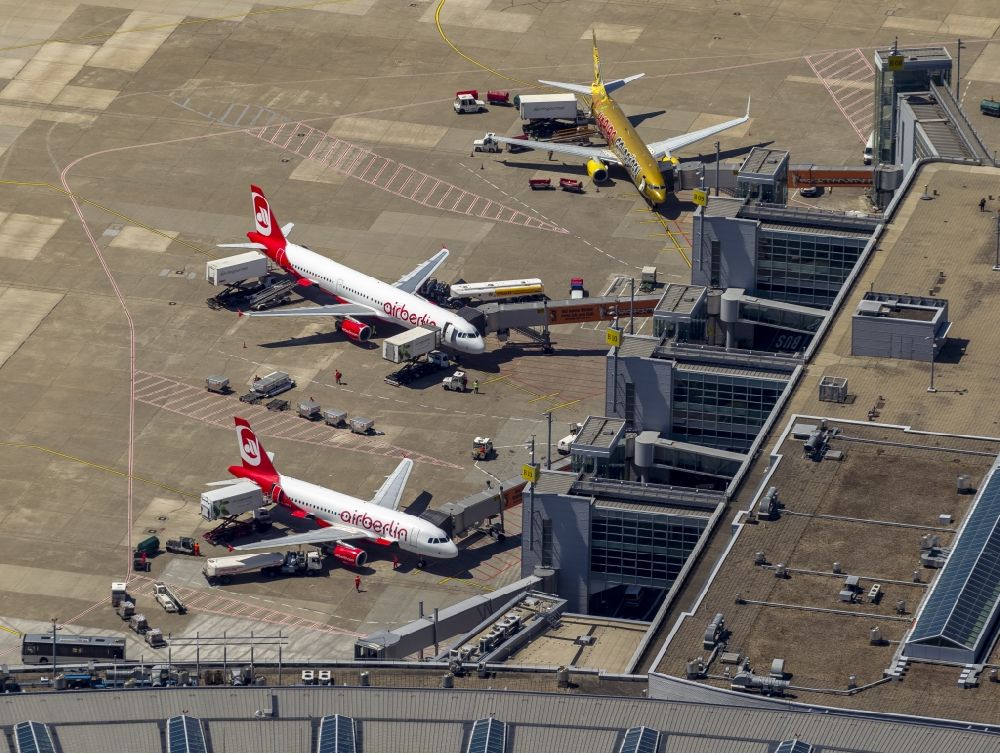 Luftbild Düsseldorf - Terminal des Flughafen Düsseldorf International im Bundesland Nordrhein-Westfalen