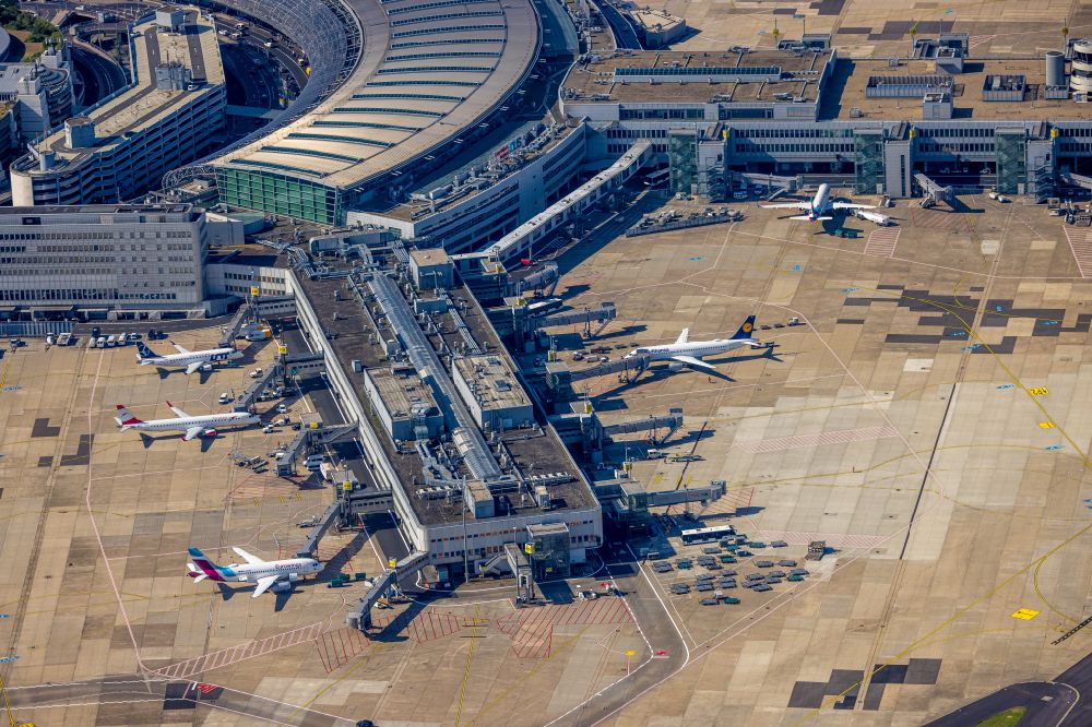 Luftbild Düsseldorf - Terminal des Flughafen Düsseldorf International im Bundesland Nordrhein-Westfalen