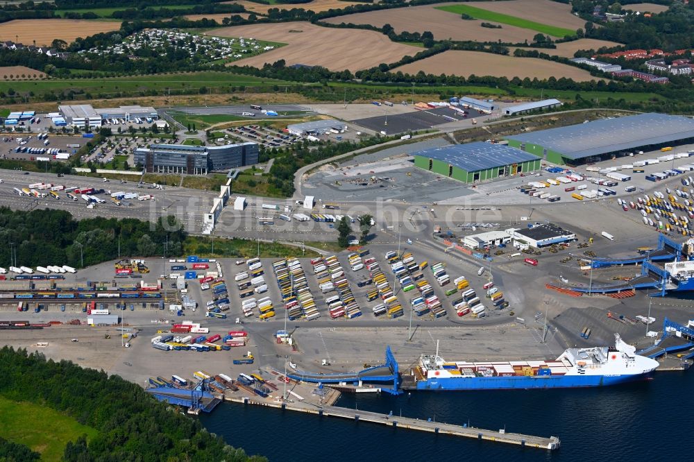 Luftaufnahme Travemünde - Terminal Skandinavienkai im Ortsteil Ivendorf in Travemünde im Bundesland Schleswig-Holstein, Deutschland