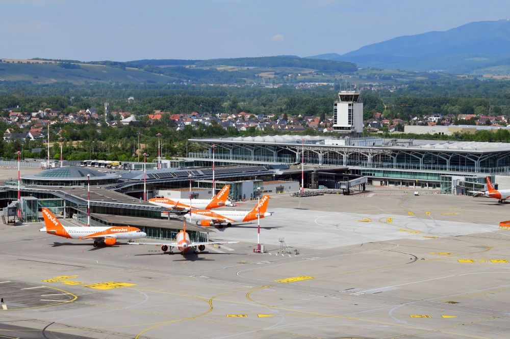 Luftbild Saint-Louis - Terminal und Vorfeld des Flughafen Euroairport Basel-Mulhouse-Freiburg in Saint-Louis in Alsace-Champagne-Ardenne-Lorraine, Frankreich