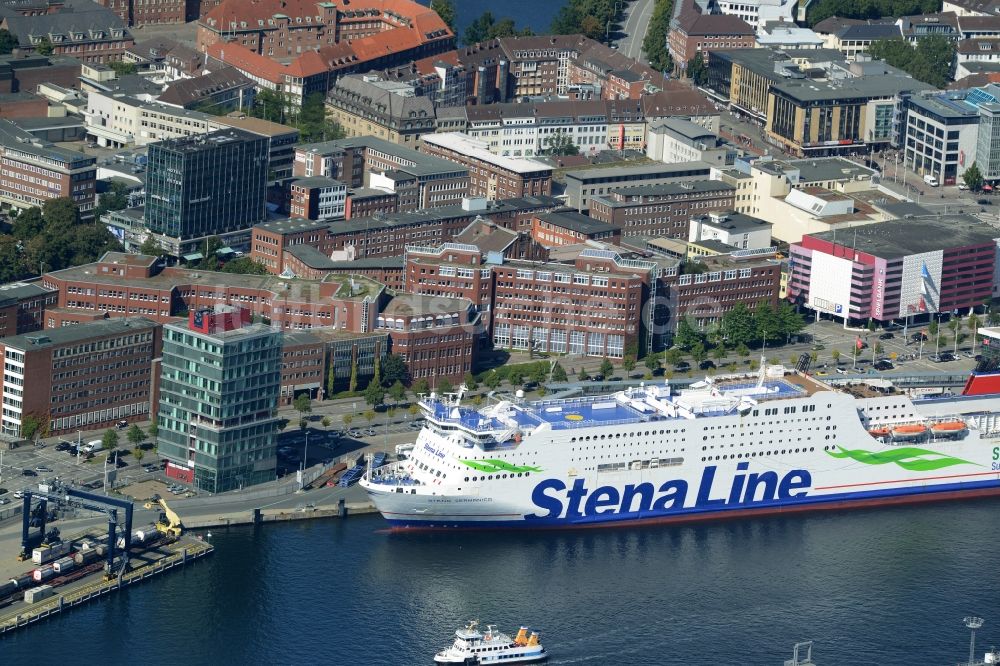 Luftaufnahme Kiel - Terminalgebäude am Schwedenkai und Fähre der Stena Line in Kiel im Bundesland Schleswig-Holstein