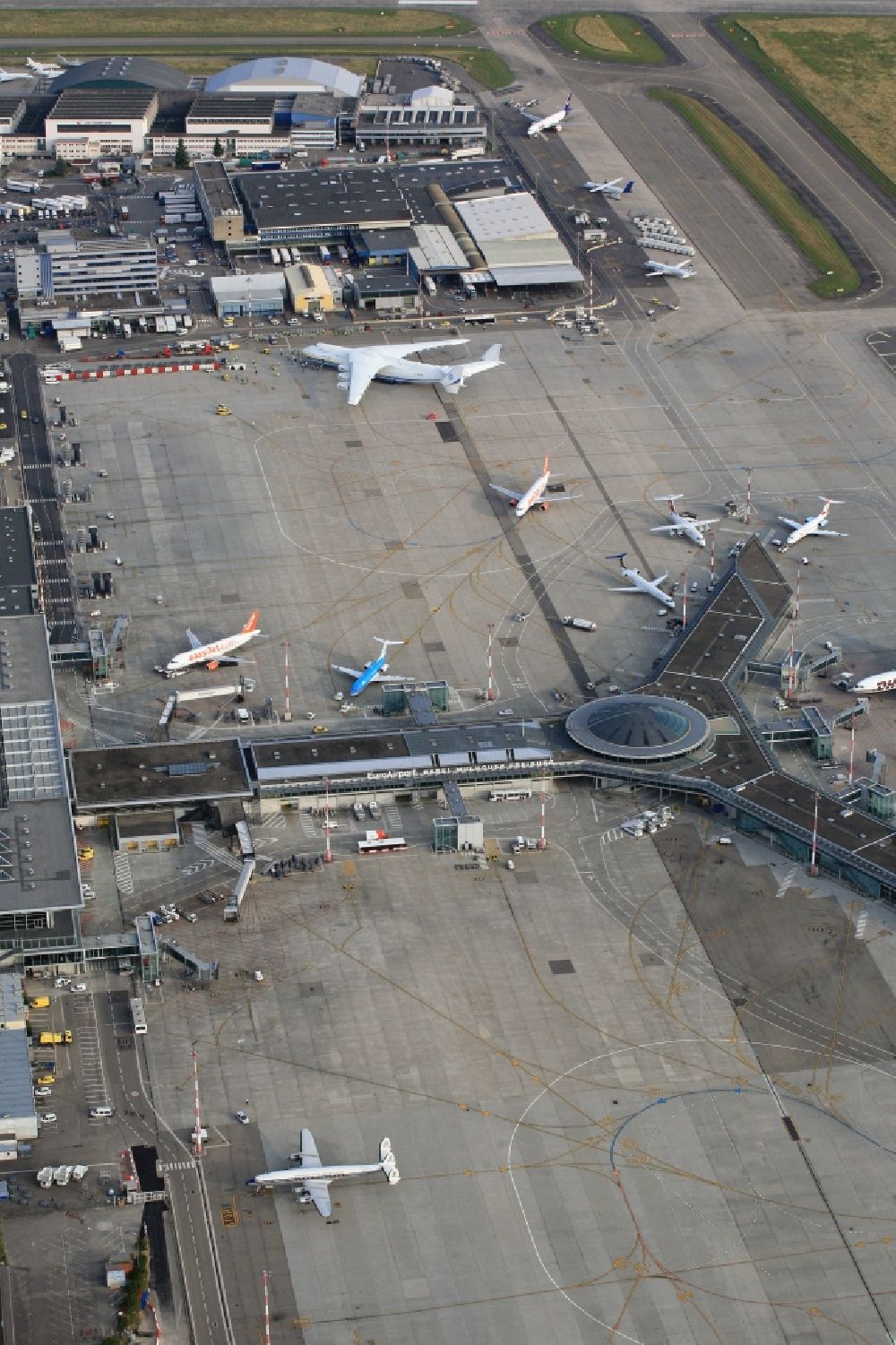 Luftbild Saint-Louis - Terminals und Vorfeld des Flughafen Euroairport Basel-Mulhouse-Freiburg in Saint-Louis in Frankreich