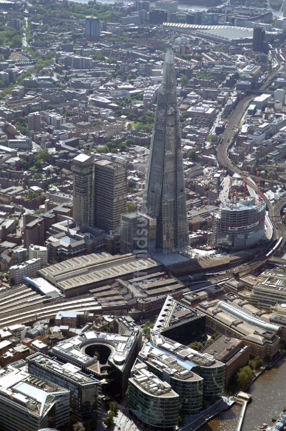 Luftbild London - The Shard - Die Scherbe - Europas höchstes Gebäude entsteht am Bahnhof London Bridge in London