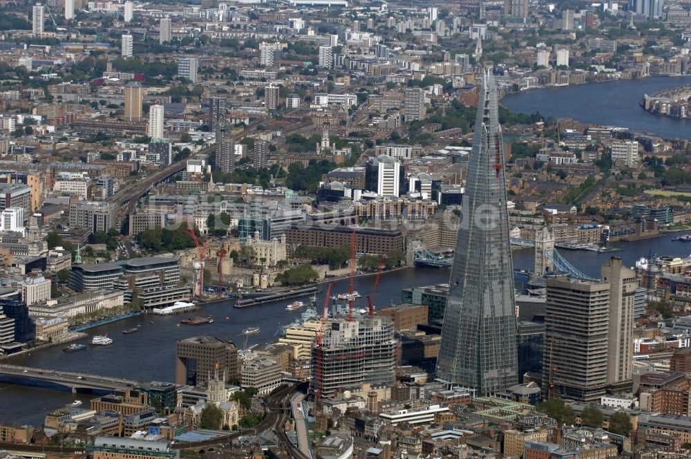 London von oben - The Shard - Die Scherbe - Europas höchstes Gebäude entsteht am Bahnhof London Bridge in London
