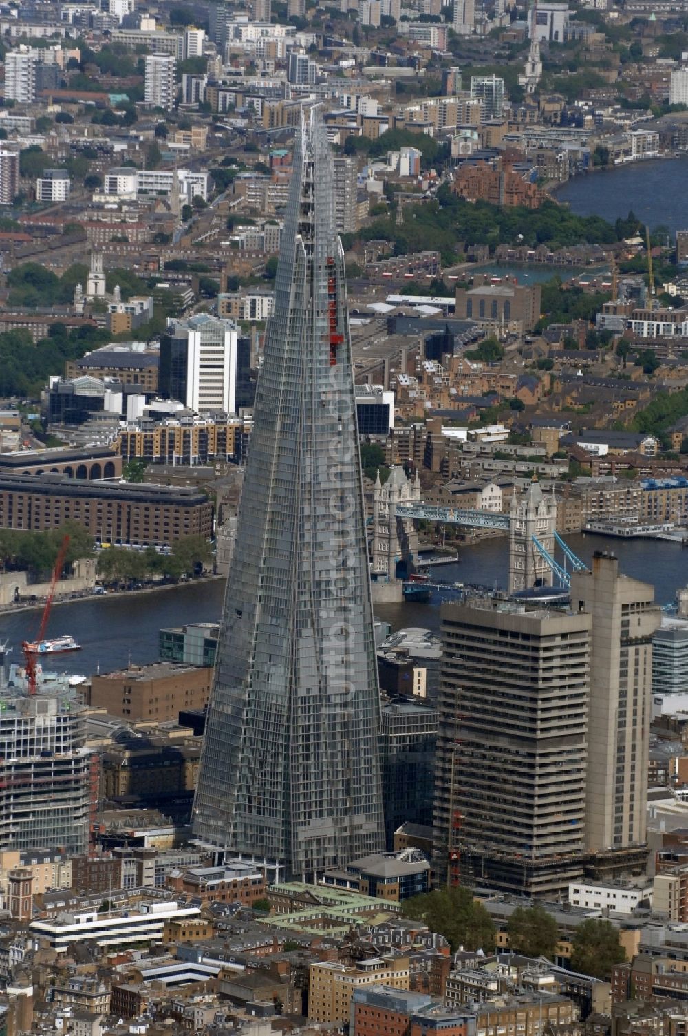 London aus der Vogelperspektive: The Shard - Die Scherbe - Europas höchstes Gebäude entsteht am Bahnhof London Bridge in London