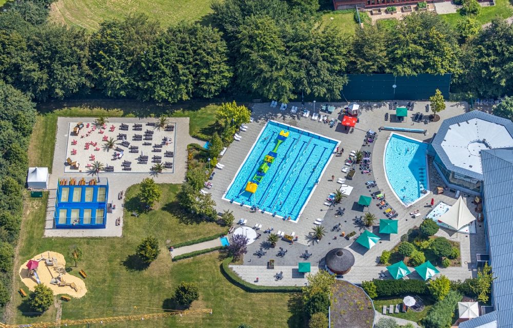 Soest von oben - Therme und Schwimmbecken am Freibad der Freizeiteinrichtung AquaFun Soest in Soest im Bundesland Nordrhein-Westfalen, Deutschland